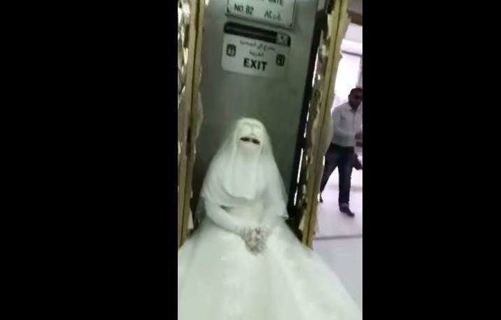 La novia saudí a la entrada de la Gran Mezquita de La Meca.
