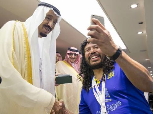 El colombiano René Higuita con el rey Salman de Arabia Saudita.