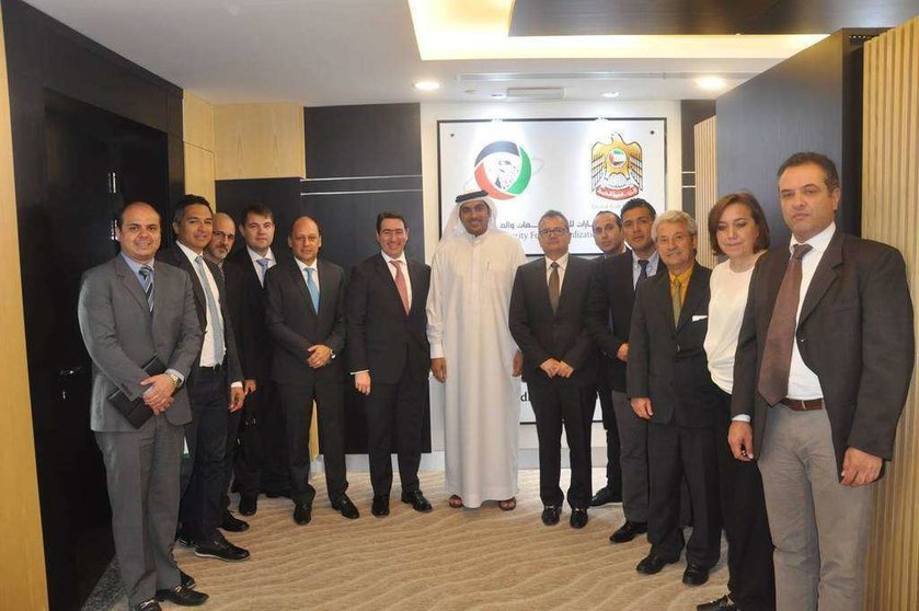 El embajador de Colombia e integrantes de la misión junto con el con el director de la Autoridad de Normalización y Metrología de Emiratos Árabes Unidos. (Cedida)