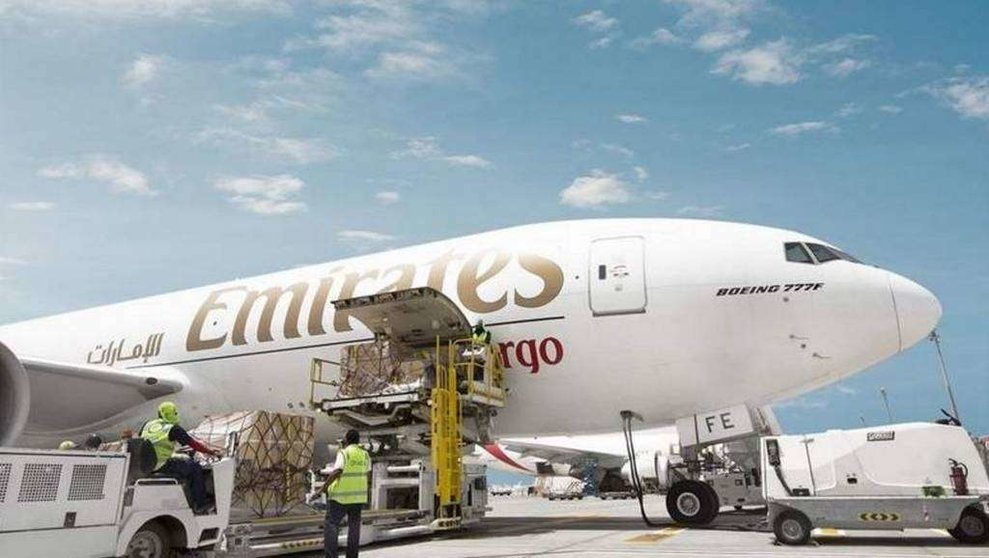 Imagen de un avión de Emirates durante el procedimiento de carga.