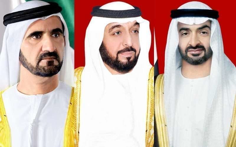 Los líderes de Emiratos Árabes Unidos con el presidente en el centro de la imagen.