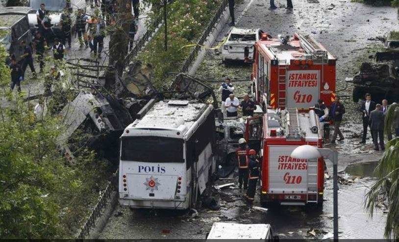 Imagen del atentado del coche bomba en Estambul.