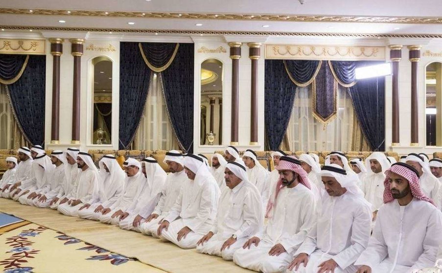 Un momento del rezo de los gobernantes de los siete emiratos.
