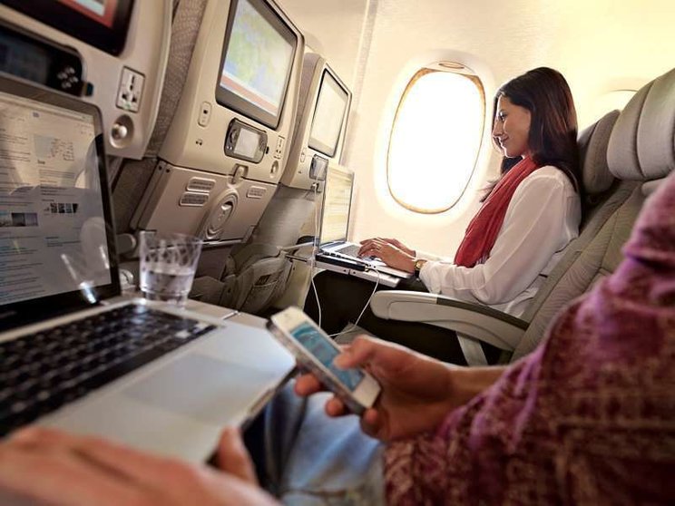 Una pasajera de Emirates en un asiento de clase economica. (Emirates)