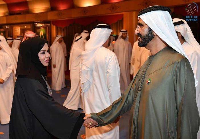 El gobernador de Dubai saluda a una de las asistentes al palacio Zabeel.