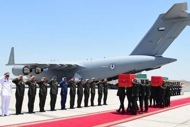 Recibimiento en el Aeropuerto de Al Bateen de Abu Dhabi a los militares fallecidos en Yemen. (WAM)