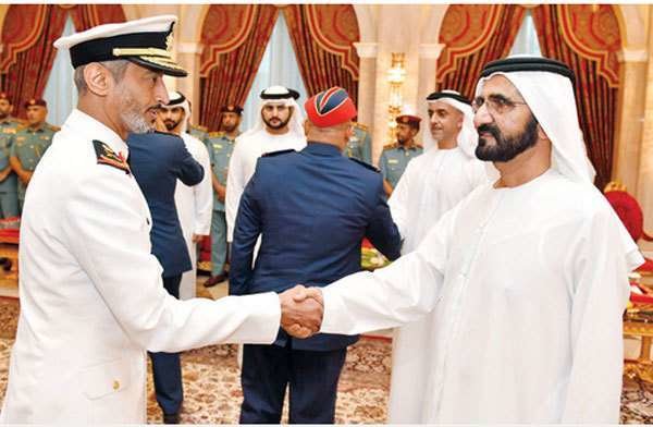 El gobernandor de Dubai saluda a uno de los militares asistente al encuentro.