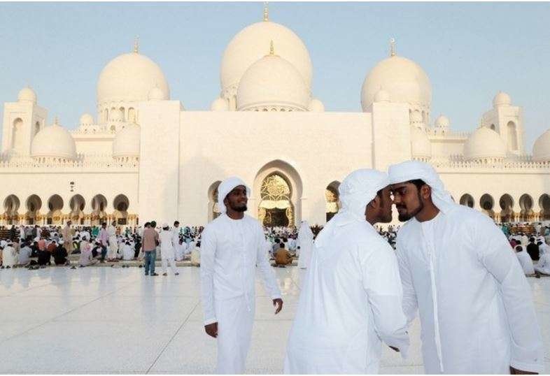 Saludos ante la mezquita en Emiratos Árabes.