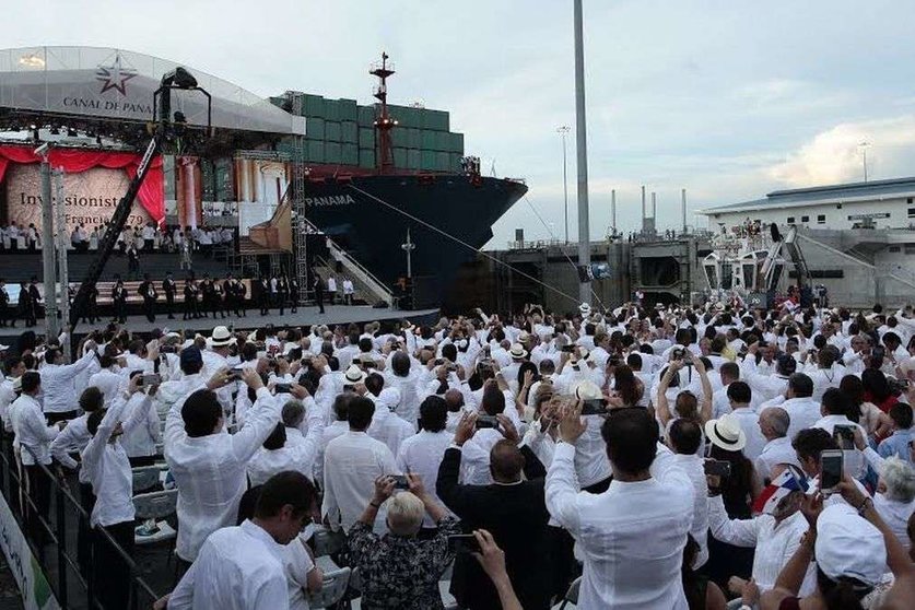 Los panameños en Cocolí  esperan  ver de cerca el buque Cosco Shipping Panamá. (@prensa.com)