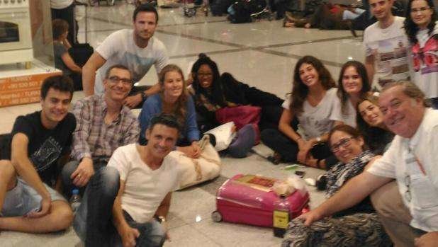 Grupo de sevillanos afectados por el atentado en el aeropuerto de Estambul. (ABC de Sevilla)