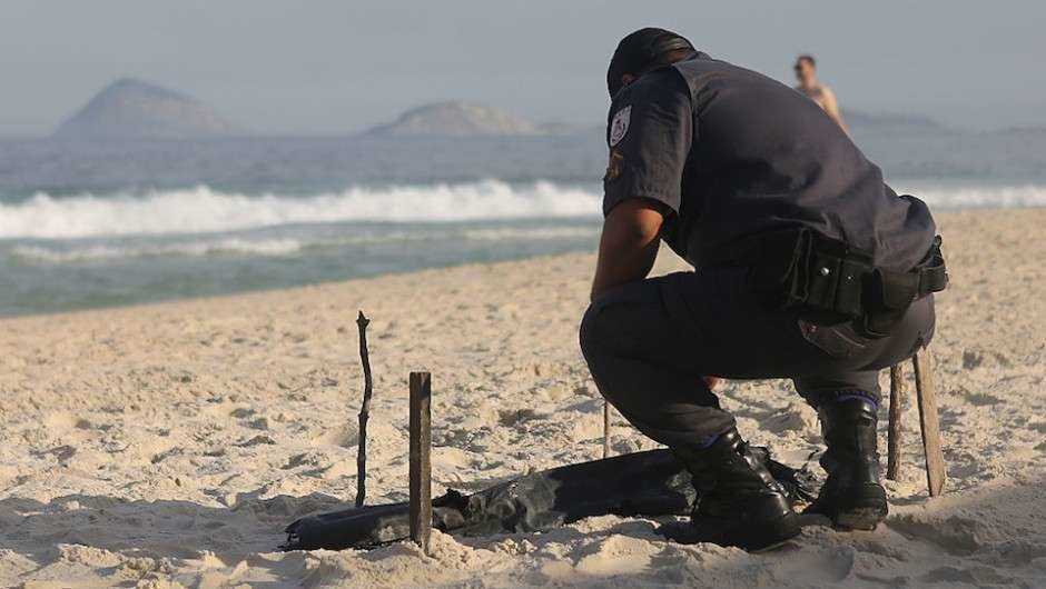 Un policía revisa la playa de Copacabana.