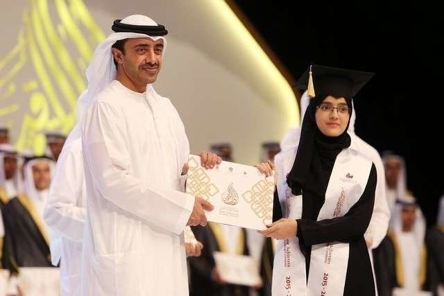 Sheikh Abdullah bin Zayed entrega un premio a la alumna Hajar Al Ktefan.