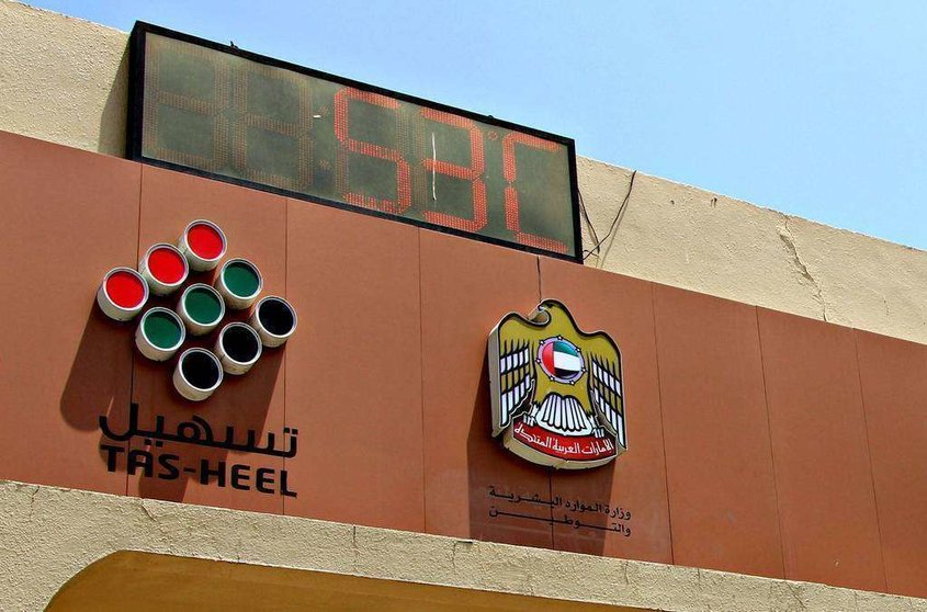 Un termómetro marca 53 grados al mediodía del viernes en la E11 a su paso por Ras Al Khaimah City. (EL CORREO)