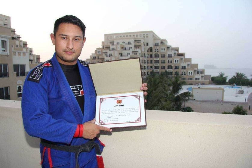 Luis Carreño, instructor colombiano de Jiu Jitsu, muestra el reconocimiento que ha recibido del Gobierno de Emiratos Árabes. (EL CORREO)