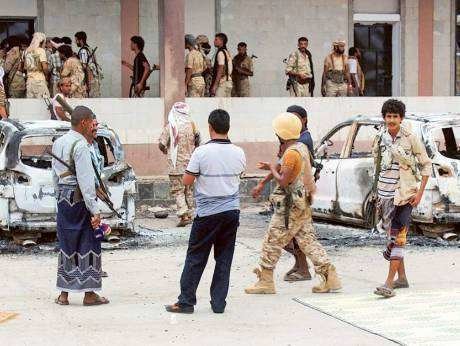 Los yemeníes armados junto a los coches bomba en Adén.