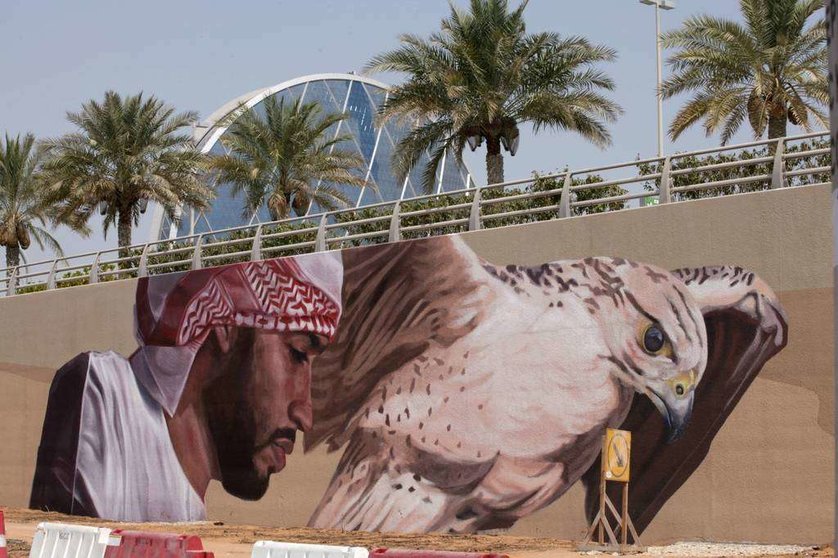 Detalle del grafiti que presenta a un emiratí con su halcón. (Manaf K. Abbas)