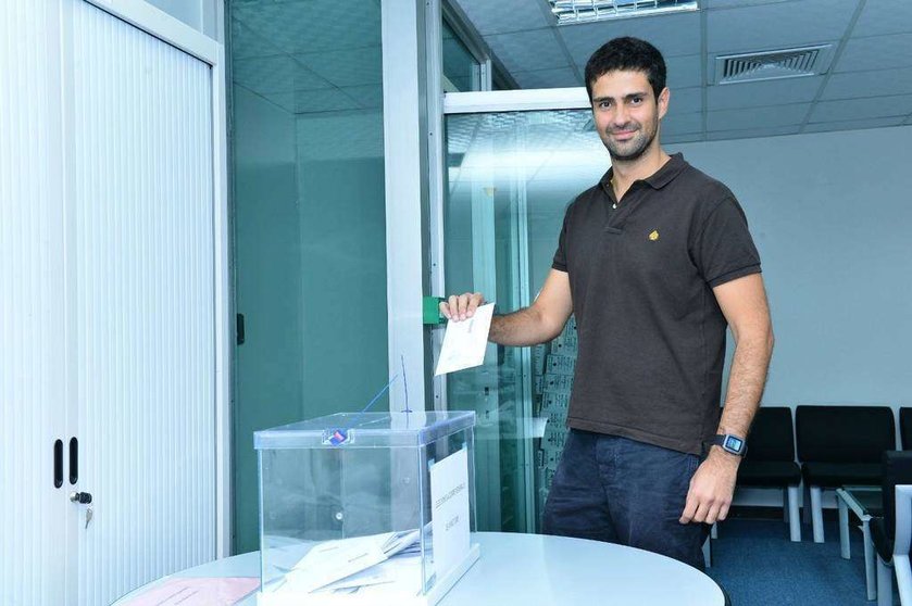 Español emite su voto en la Embajada de España en Abu Dhabi. (Manaf K. Abbas)