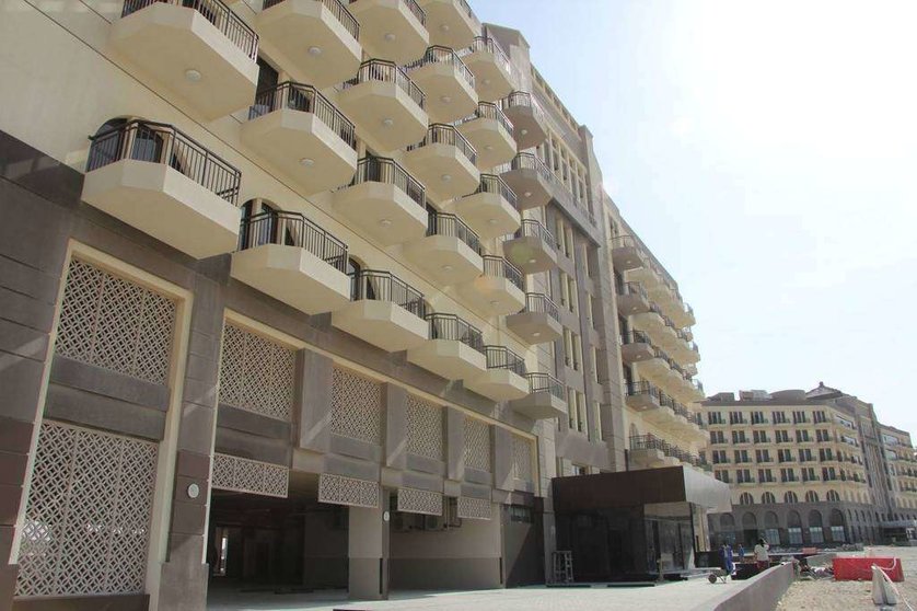 En la foto de EL CORREO una imagen de un bloque de apartamentos nuevos en la zona de Arjan en Dubai.