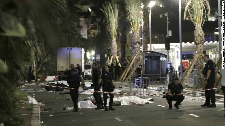 La Policía acordona el paseo marítimo de Niza, sobre el que yacen decenas de cuerpos. (Twitter)
