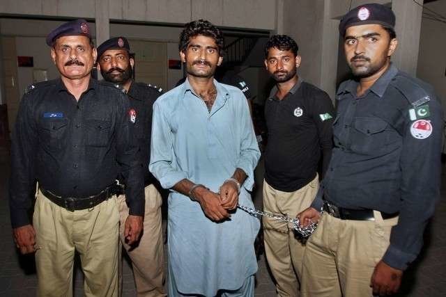 Waseem Azeem comparece ante los medios tras su detención por el asesinato de su hermana. (AP)