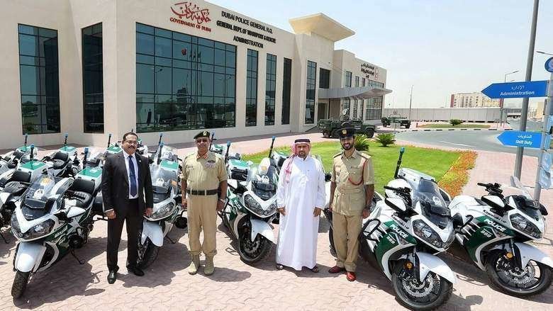 Responsables de la Policía de Dubai presentan las nuevas motocicletas.