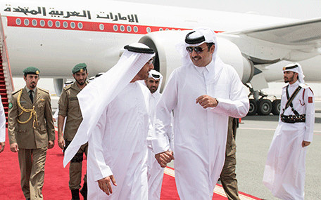 El príncipe heredero de Abu Dhabi es recibido por el emir de Qatar a su llegada a Doha.