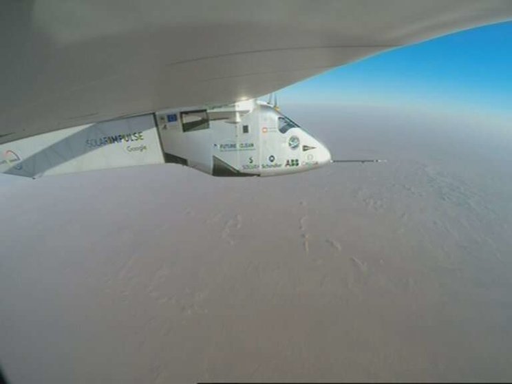 El avión Solar Impulse sobrevuela el desierto durante su última etapa de viaje. (Solar Impulse)