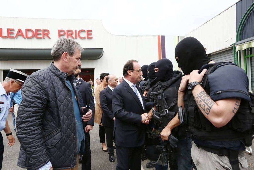 El presidente frances, Francois Hollande, saluda a los policías que atajaron el asalto en Saint-Etienne-du-Rouvray. (Elysee, Twitter) 
