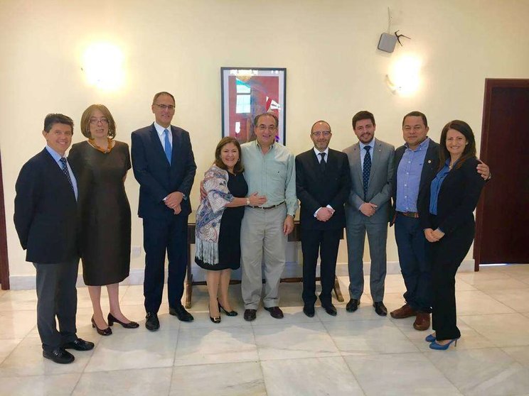Arturo rueda y su esposa -en el centro- acompañados del jefe de Cancillería de la Embajada de México en Emiratos y de los cónsules de Colombia, Perú, Chile, Brasil y Venezuela.