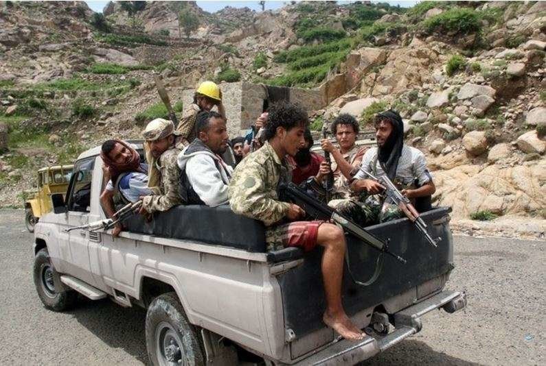 Combatientes progubernamentales patrullan en la ciudad de Taiz en Yemen.