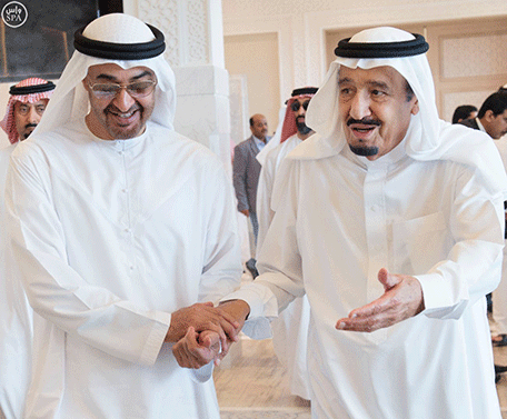 El príncipe heredero de Abu Dhabi y el rey Salman de Arabia Saudita en Tánger.