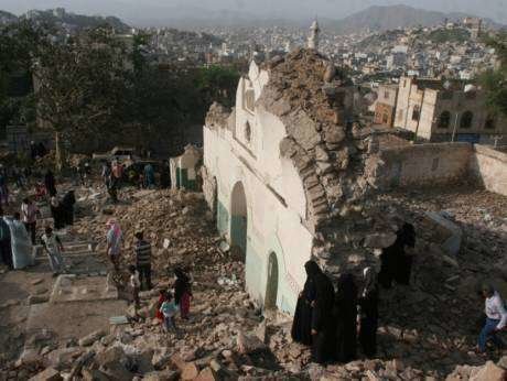 Una imagen del estado de la mezquita en Taiz después del ataque.