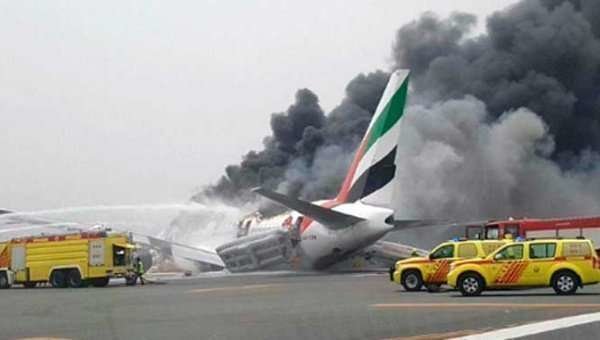 Los bomberos intentan sofocar las llamas en el Boeing de Emirates.