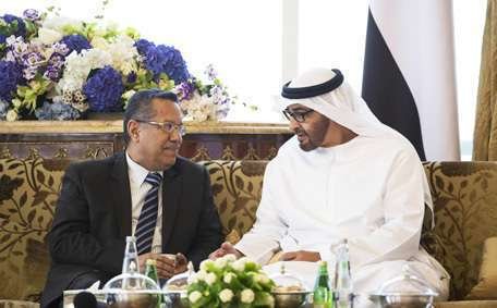 Un momento del encuentro entre el príncipe heredero de Abu Dhabi y el primer ministro de Yemen.