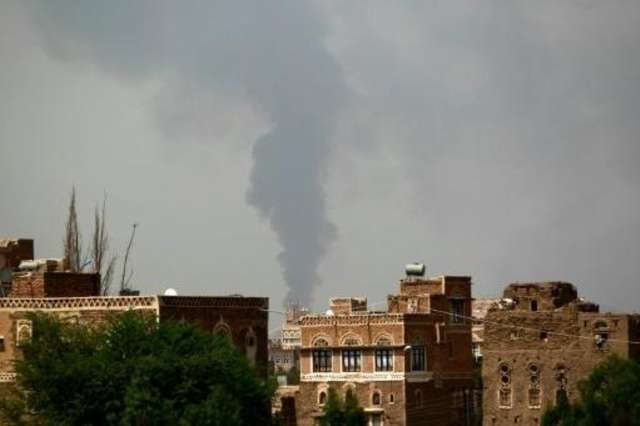 Una imagen del humo procedente de bombardeos este 9 de agosto en Saná.