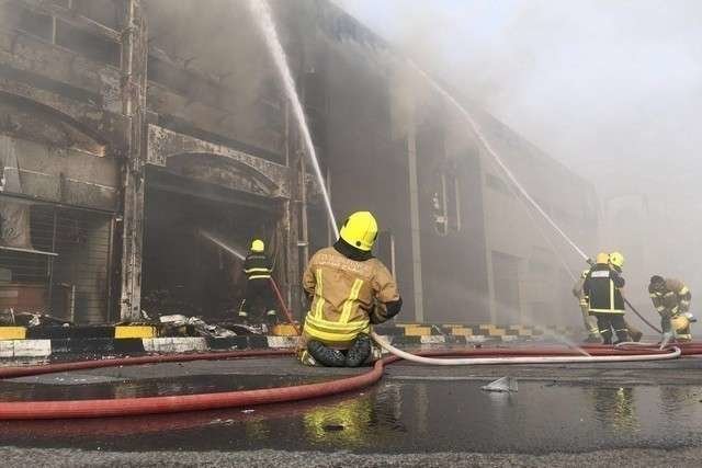 Bomberos intervienen en un incendio en Bani Yas. (Security Media)