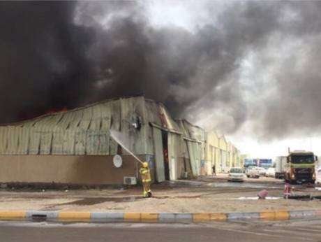 Los bomberos trabajan para apagar el fuego en los almacenes de Al Mina. (Ministerio del Interior, Twitter)