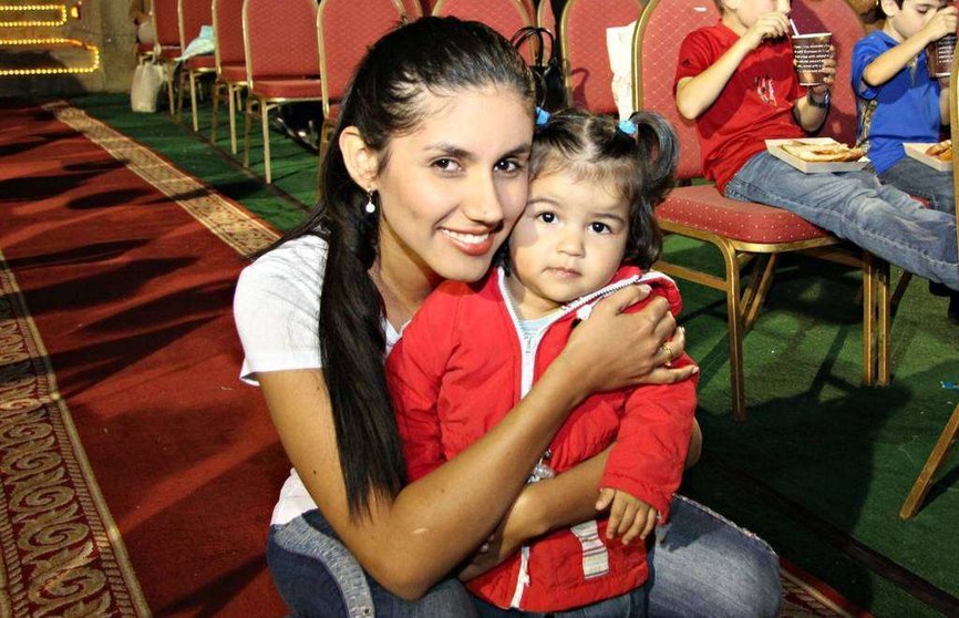 La cantante colombiana Ana María Rey también acudió con su hija a la cita con los Reyes Magos. (EL CORREO DEL GOLFO)