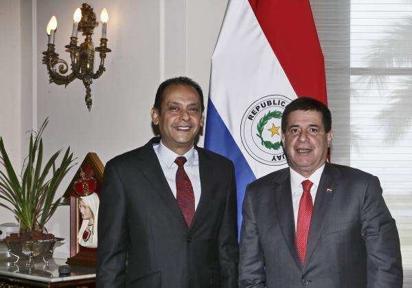 El embajador de Paraguay en Qatar, primero por la izquierda.
