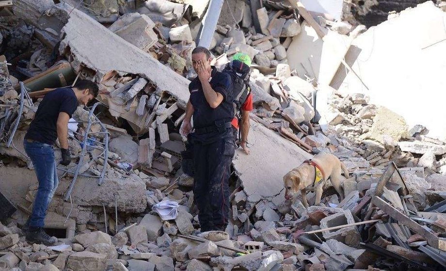 Personal de emergencia trabaja sobre montañas de escombros. (@brigadagatuna)