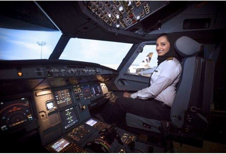 En la foto de Etihad, Aisha Al Mansouri a los mandos del Airbus A380.