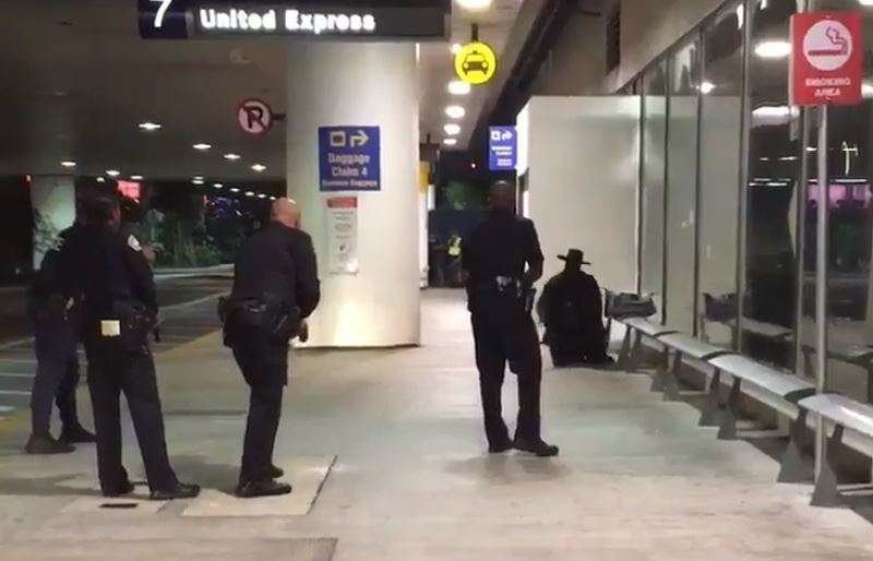 Momento de la detención de la persona disfrazada de zorro en el aeropuerto de Los Ángeles. (@sayczars)