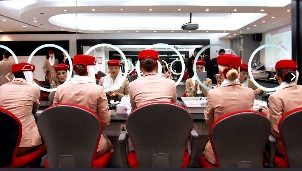 Tripulantes de cabina de la aerolínea Emirates en clase de maquillaje.