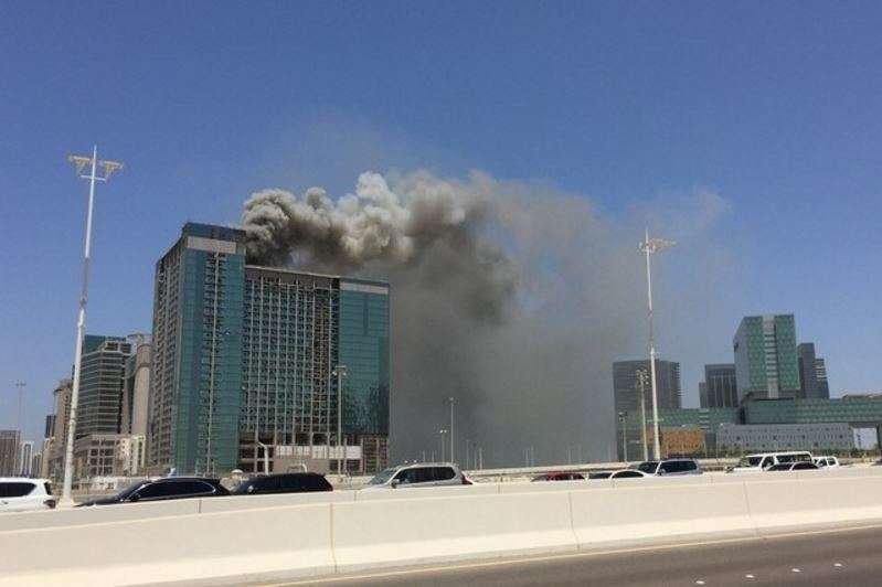El humo negro era visible desde numerosos lugares de Abu Dhabi.