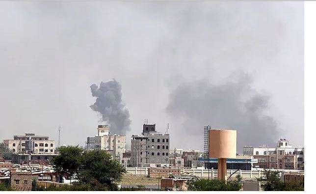 Bombardeos de aviones saudíes en la capital de Yemen.