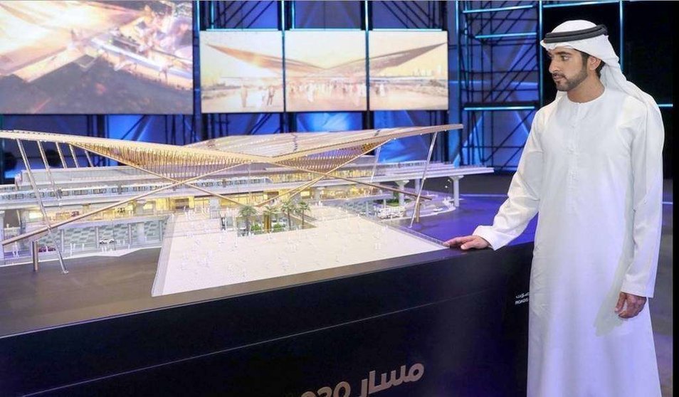 El jeque Hamdan observa la maqueta de una de las estaciones de metro de la Expo 2020.