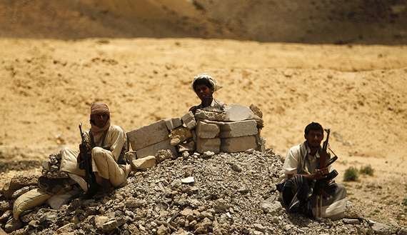 Militantes tribales armados cerca de la capital de Yemen, Saná.