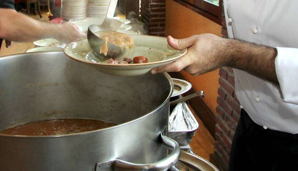 La fabada triunfó en el Día de Asturias del Seville's. (EL CORREO)