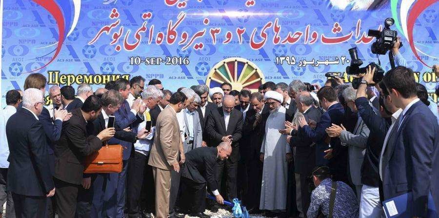 Un momento de la primera piedra de la ampliación de la planta nuclear en Irán.