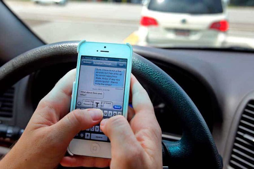 Utilizar dispositivos inteligentes al conducir aumentan las probabilidades de accidentes.